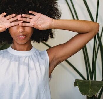 Harmonie de Style : Associer Coiffures Afro et Vêtements pour Chaque Occasion