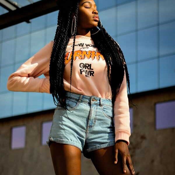 Photo de nappy: https://www.pexels.com/fr-fr/photo/femme-posant-pour-une-photo-1858985/