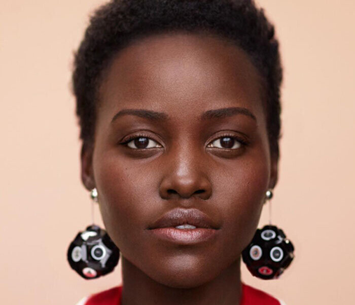 lupita nyongo coiffure afro cheveux crépu coupe courte taperd cut