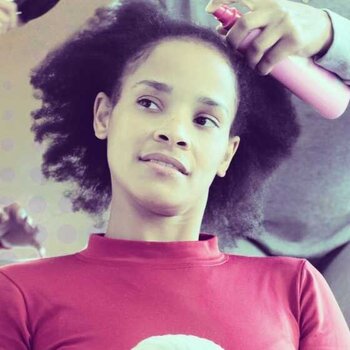 Guide simple pour démêler ses cheveux crépus et frisés