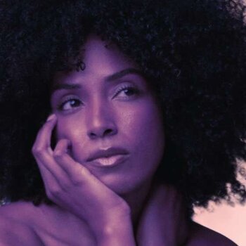 Sèche-cheveux et cheveux crépus : comment sécher sans (vraiment) les abîmer ?