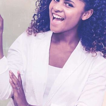 Bien accueillir sa coiffeuse afro à domicile : les bonnes pratiques à connaître