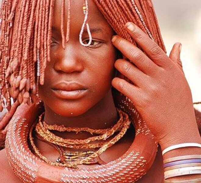 HÉMATITE : LE SOIN BEAUTÉ DES HIMBA