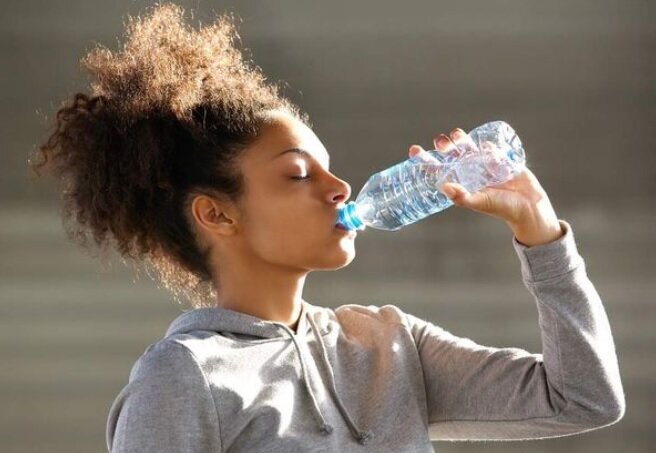 INFO OU INTOX : L'EAU HYDRATE-ELLE LES CHEVEUX ?