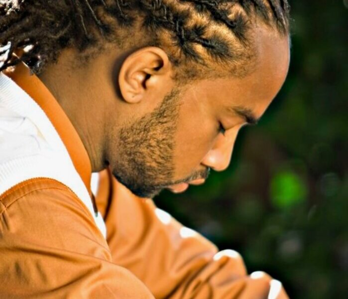 INSPIRATION COIFFURE : NATTES COLLÉES POUR HOMMES