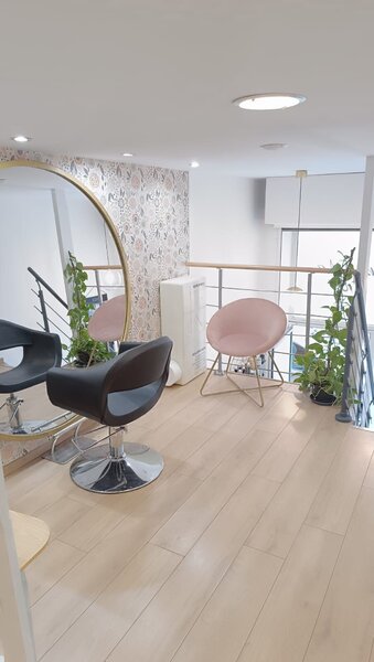 Sun Color’s hair salon 